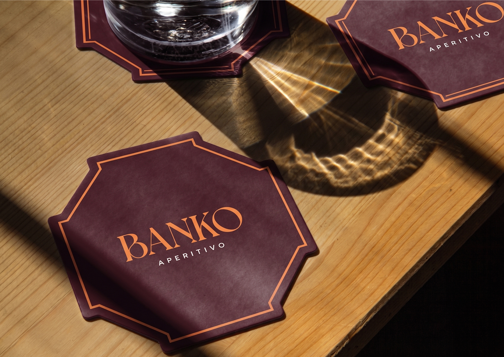 Banko-brikker med logo på et solbelyst trebord